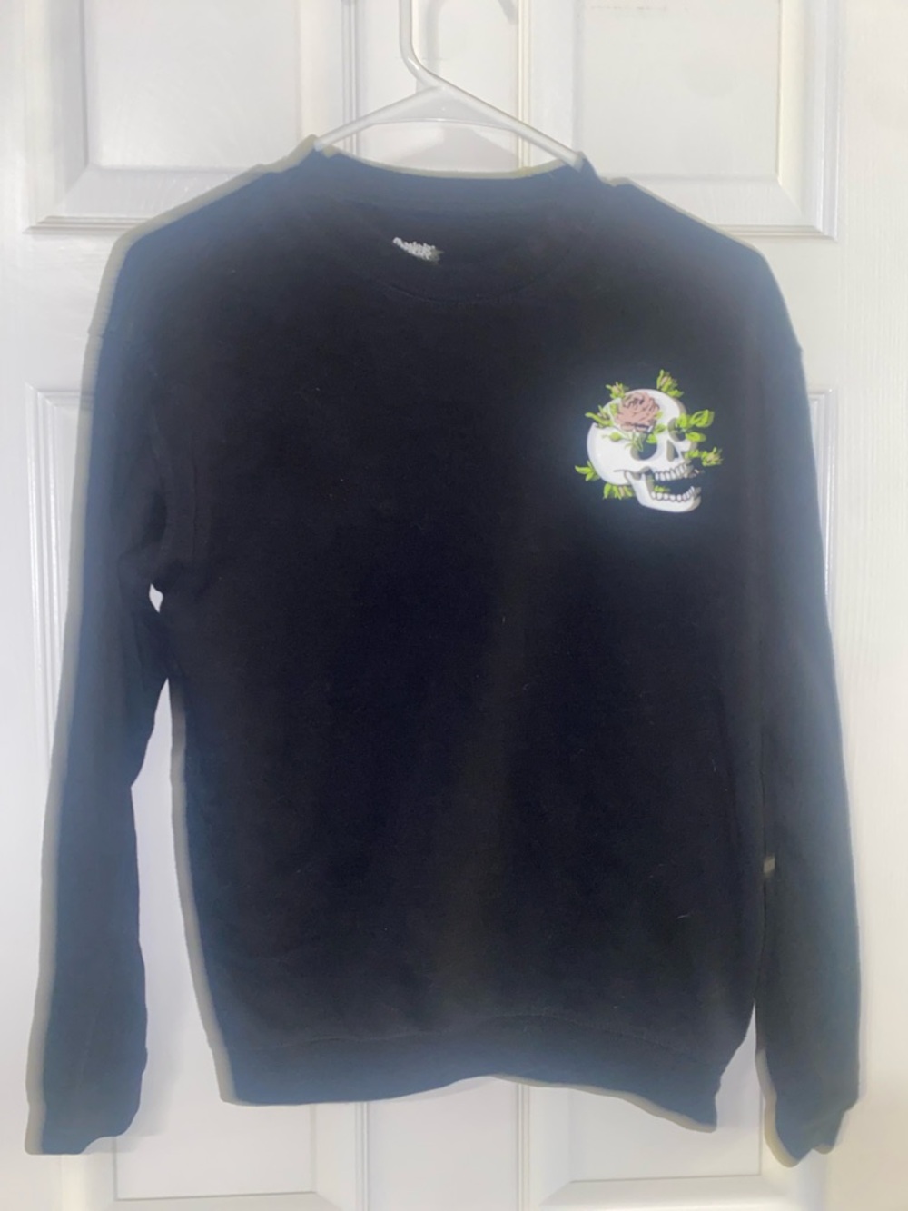 Black Crewneck Sweatshirt with Floral Skull Graphic